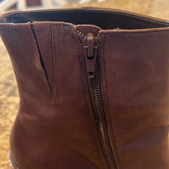 ANTONIO MELANI 100% leather brown booties women’s 8.5. Square toe w/ kitten heel - Picture 5 of 11